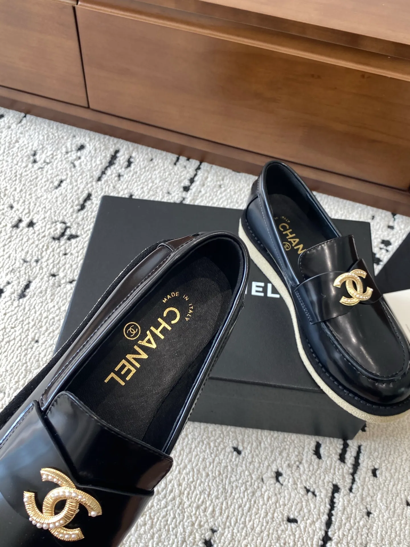 👟👟Ex-factory price 620👟👟Higher version 🍀2025 autumn and winter new Chanel Chanel entrance hardware buckle, Loaf lazy shoes, can be worn all year round. No matter when you wear it, it is very high-end and durable. Go shopping and attract attention on the street! Easily travel between commuting and leisure occasions, and become a carefree fashionable and elegant woman ~ Upper: cowhide/cow nubuck leather/open edge beads Inner: lambskin Sole: Italian raw rubber outsole leather strip Code number: 35-39 (40/41 customized, non-refundable and non-exchangeable 👉 Buy now👉 Buy now👉 Buy now👉